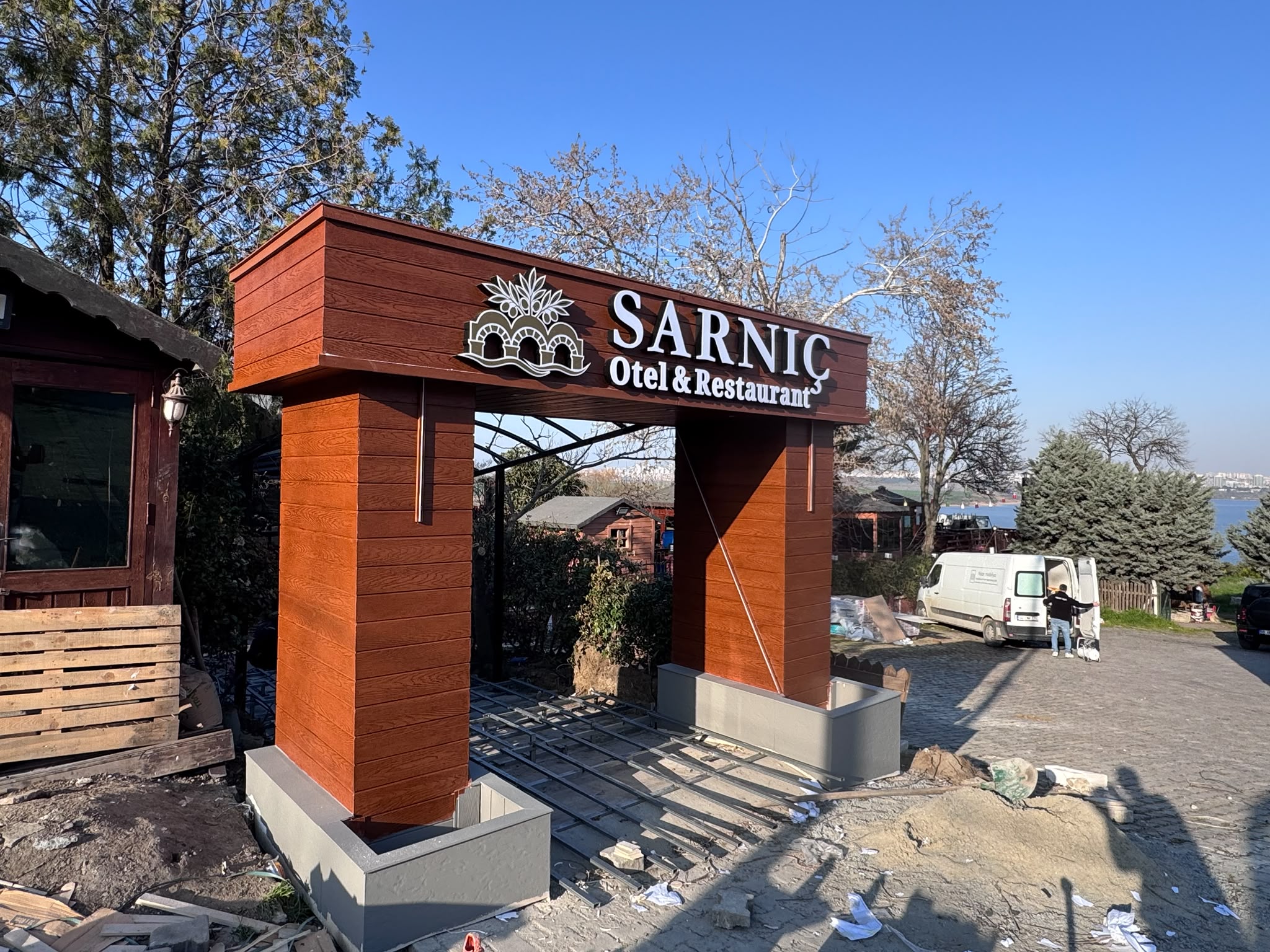 SARNIÇ RESTAURANT GİRİŞ TAKI